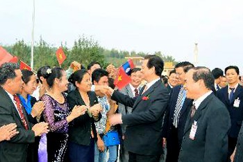 Prime Minister Nguyen Tan Dung visits Houaphan province, Laos - ảnh 1